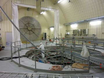 Vue d'ensemble du laboratoire du détecteur proche.  Au premier plan, l'ouverture de la cuve du détecteur avant la pose du couvercle. © JLR/APC/CNRS 2014