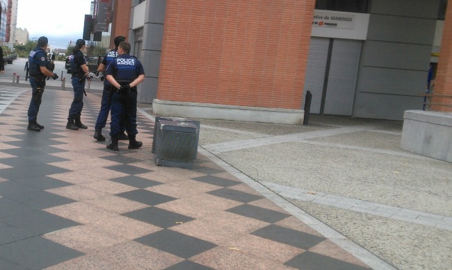 police municipale armée de pistolets à Toulouse