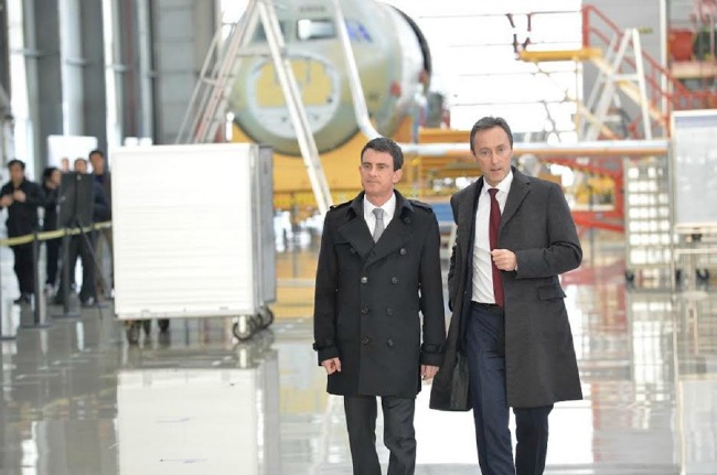 En Chine, le premier ministre français Manuel Valls a visité la chaîne d’assemblage final d’Airbus à Tianjin accompagné de Fabrice Brégier