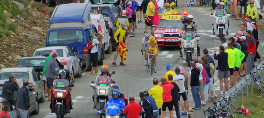 La montée du Plateau de Beille devrait se courir entre 44 et 48 minutes « Plateau de Beille Tour de France 2007 » par Adam Baker (AlphaTangoBravo / Adam Baker) — Flickr. Sous licence CC BY 2.0 via Wikimedia Commons.