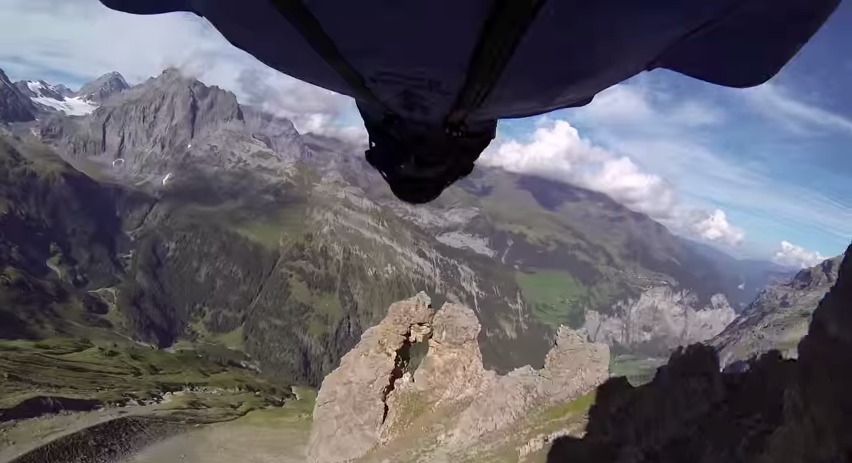 Wingsuit un base jumper franchit un trou de 2 m de large