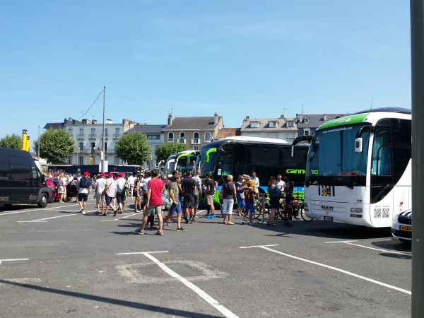 bus équipes journalistes