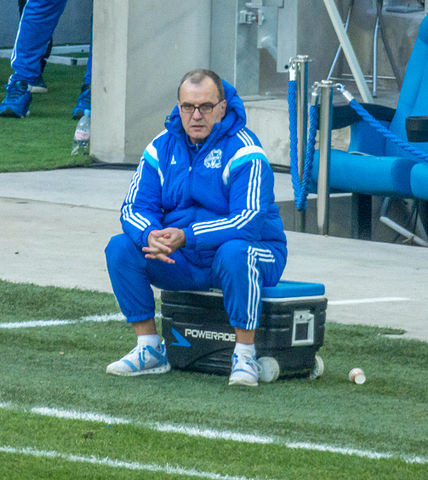 Marcelo Bielsa a présenté sa démission à l'issue de la défaite de Marseille face à Caen. « Marcelo Bielsa OM 2015 » par Mathieu from Marseille, France — Marcelo Bielsa lors de Olympique de Marseille VS Evian Thonon Gaillard. Sous licence CC BY-SA 2.0 via Wikimedia Commons.