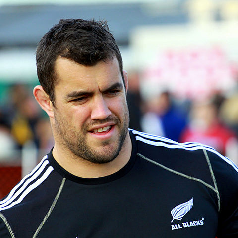 Corey Flynn auteur des deux seuls essais du match entre Toulouse et Agen sous un soleil de plomb Photo « Corey Flynn 2011 » par Geoff Trotter — Flickr: All Blacks - Corey Flynn. Sous licence CC BY-SA 2.0 via Wikimedia Commons.