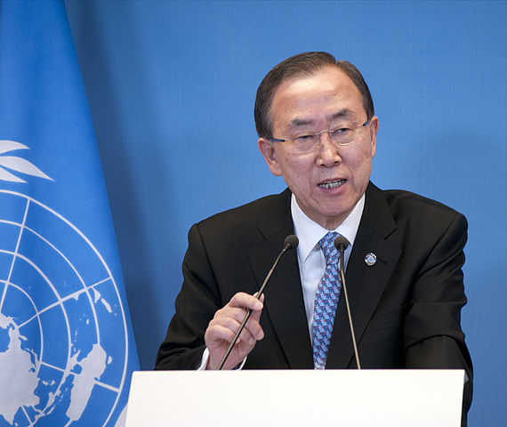 « 130408 Ban Ki-moon bij Timmermans 1990 (12676924404) » par Ministerie van Buitenlandse Zaken — 130408 Ban Ki-moon bij Timmermans 1990. Sous licence CC BY-SA 2.0 via Wikimedia Commons.