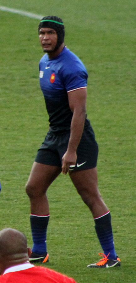 Absent pour la double confrontation France Angleterre, Thierry Dusautoir retrouve la compétition et son brassard de capitaine pour ce France Ecosse préparatoire à la coupe du monde Photo « Thierry Dusautoir 2011 » par Craig Boyd — Flickr: IMG_1010. Sous licence CC BY-SA 2.0 via Wikimedia Commons.
