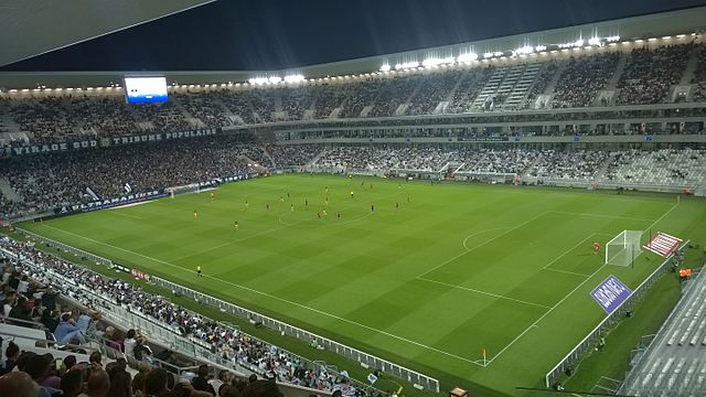 Premier derby Bordeaux Toulouse dans le nouveau et magnifique stade des Girondins de Bordeaux Photo « Bordeaux Larnaca Nouveau Stade 4 » par Fantafluflu — Travail personnel. Sous licence CC BY-SA 4.0 via Wikimedia Commons.