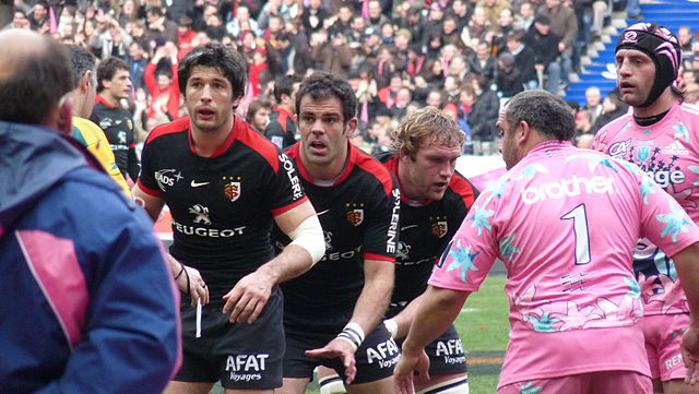 Pau Stade Toulousain, retrouvailles pour Harinordoquy, formé à Pau et Jean Bouilhou, formé à Toulouse et désormais capitaine de la section paloise Photo « Jean BOUILHOU, Gregory LAMBOLEY, Romain MILLO-CHLUSKI, Pierre RABADAN, Stade français vs Stade toulousain, 6 mars 2010 » par Yann Caradec from Paris, France — Jean BOUILHOU, Gregory LAMBOLEY, Romain MILLO-CHLUSKI, Pierre RABADANUploaded by Paris 17. Sous licence CC BY-SA 2.0 via Wikimedia Commons.