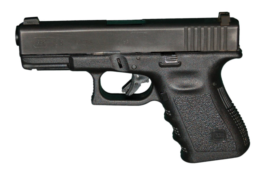 L'homme interpellé par les policiers de la BAC était en possession d'un pistolet automatique 9mm et vêtu d'un gilet pare balles Photo un pistolet 9mm de marque Glock « Glock23 3rdGen ». Sous licence CC BY-SA 3.0 via Wikimedia Commons.