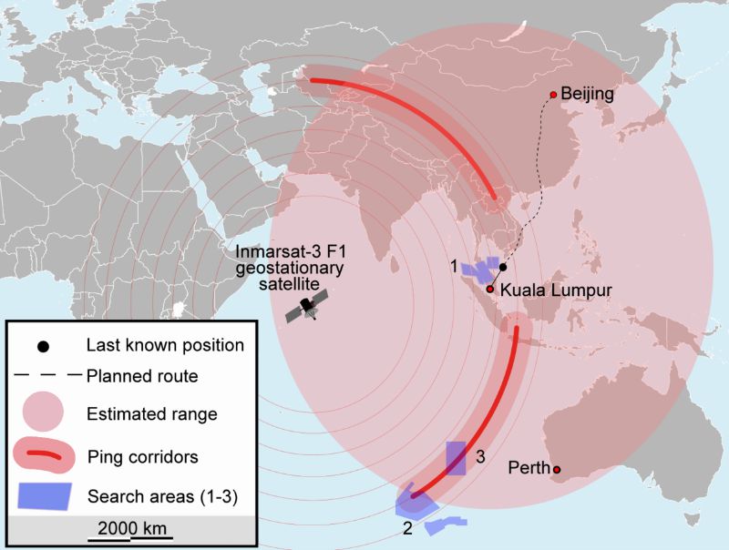 Le plan de vol initial du vol MH370, le point noir correspond à la dernière position connues et en rouge, les zones de recherches Carte : « Map of search for MH370 » par Soerfm — Travail personnel. Sous licence CC BY-SA 3.0 via Wikimedia Commons.