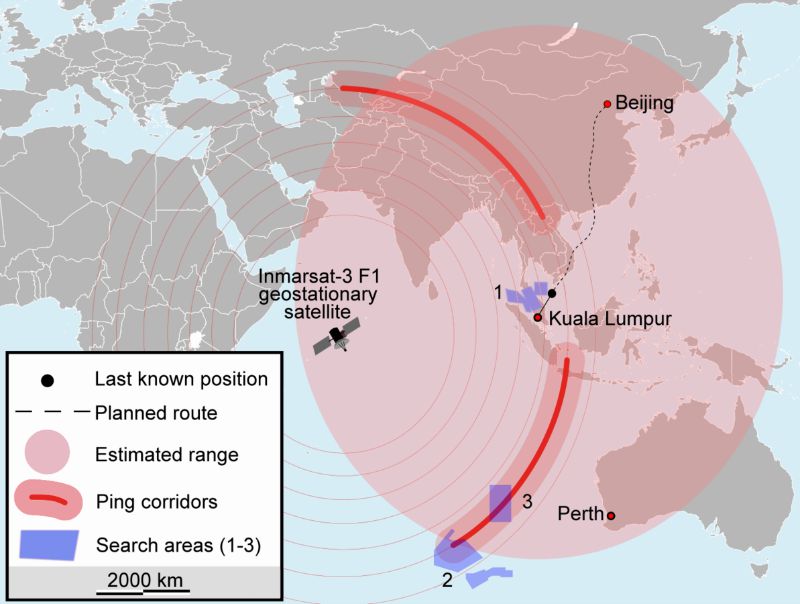 Le plan de vol initial du vol MH370, le point noir correspond à la dernière position connues et en rouge, les zones de recherches Carte : « Map of search for MH370 » par Soerfm — Travail personnel. Sous licence CC BY-SA 3.0 via Wikimedia Commons.