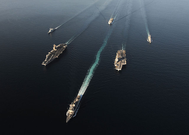 Le groupe aéronaval autour du porte avions Charles de Gaulle se compose de plusieurs bâtiments et de nombreux avions de combats. Photo DP/« US Navy 101210-N-1261P-059 A formation of U.S. and French navy ships is underway in the Arabian Gulf » par U.S. Navy photo by Chief Mass Communication Specialist Eric S. Powell — Cette image a été publiée par les United States Navy sous l’identifiant 101210-N-1261P-059.Ce bandeau n’indique rien sur le statut de l’œuvre au regard du droit d'auteur. Un bandeau de droit d’auteur est requis. Voir Commons:À propos des licences pour plus d’informations.বাংলা | Deutsch | English | español | euskara | فارسی | français | italiano | 日本語 | 한국어 | македонски | മലയാളം | Plattdüütsch | Nederlands | polski | português | Türkçe | 中文 | 中文（简体）‎ | +/−. Sous licence Domaine public via Wikimedia Commons.