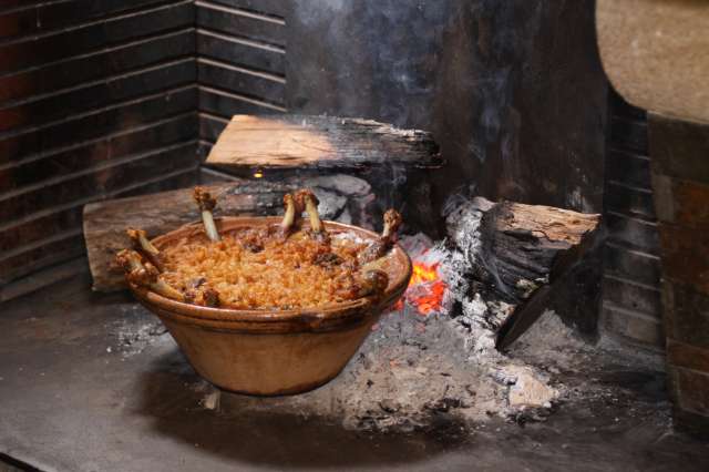 cassoulet-soupe-au-fromage-ou-garbure-trois-plats-face-au-froid-et-a-la-neige