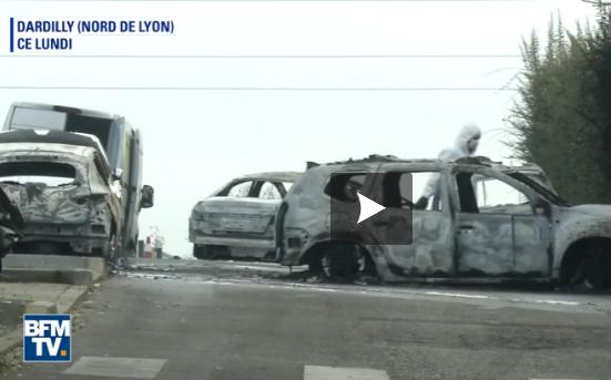 Vid&eacute;o Les images apr&egrave;s le braquage d&rsquo;un fourgon pr&egrave;s de Lyon