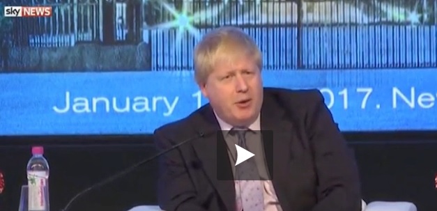 Boris Johnson compare François Hollande à un gardien issu d'un film sur la Seconde Guerre mondiale Boris Johnson compare François Hollande à un gardien issu d'un film sur la Seconde Guerre mondiale