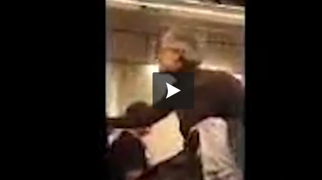 Vid&eacute;o - Elle se fait sortir d'un avion apr&egrave;s avoir critiqu&eacute; Trump