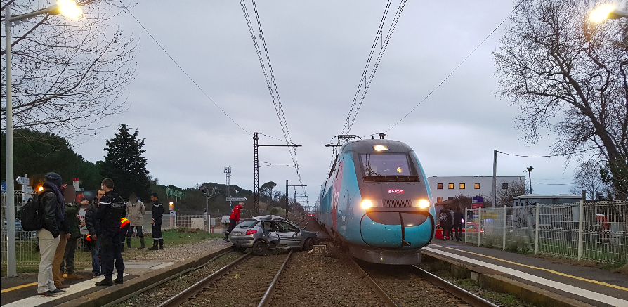 Miracle. une conductrice percutée par 2 trains s'en sort indemne Miracle. une conductrice percutée par 2 trains s'en sort indemne
