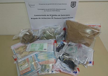 Toulouse. un gang violent spécialisé dans le trafic de drogue démantelé Au cours des perquisitions, le chien stup Achille et son maître auront notamment permis de découvrir 400 g de cannabis, 230 g d'herbe et 7 g de cocaïne. 7200 euros en espèces, un poing américain, et divers matériels liés aux stupéfiants ont également été saisis. Les deux individus directement mis en cause ont été incarcérés en attendant leur comparution en fin de semaine.