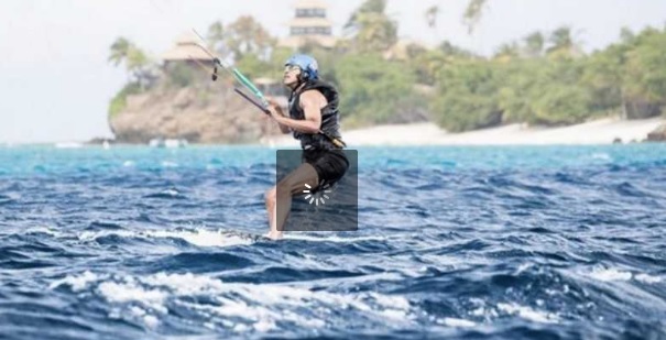 Vacances. Barack Obama fait du kitesurf avec Richard Branson patron de Virgin