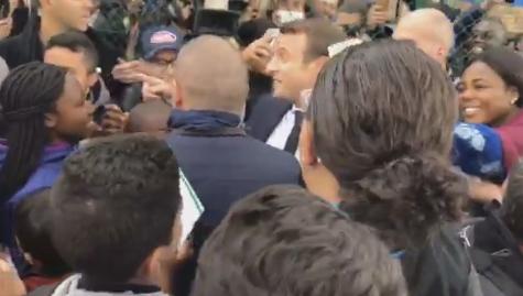 Foot et ovation pour Macron à Sarcelles