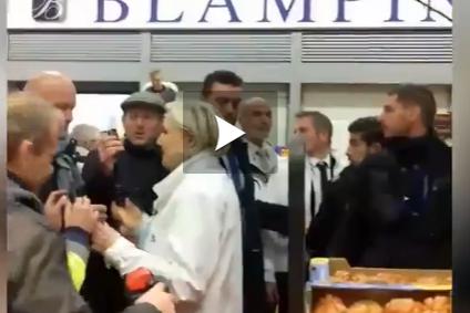 Vid&eacute;o - Marine Le Pen hu&eacute;e lors de sa visite au march&eacute; de Rungis