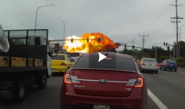 Vidéo - crash d'un avion en plein milieu d'une route