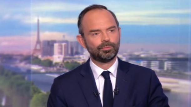 Edouard Philippe et Emmanuel Macron préparent un nouveau gouvernement ARTICLE 8. Le Président de la République nomme le Premier ministre. Il met fin à ses fonctions sur la présentation par celui-ci de la démission du Gouvernement. Sur la proposition du Premier ministre, il nomme les autres membres du Gouvernement et met fin à leurs fonctions.