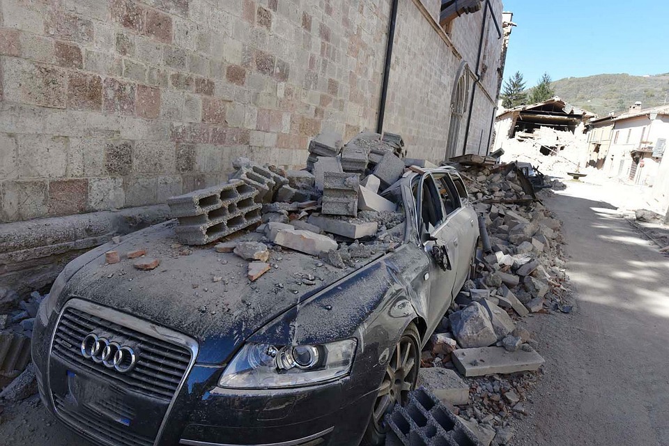 Un puissant tremblement de terre en Grèce et Turquie Un puissant tremblement de terre en Grèce et Turquie