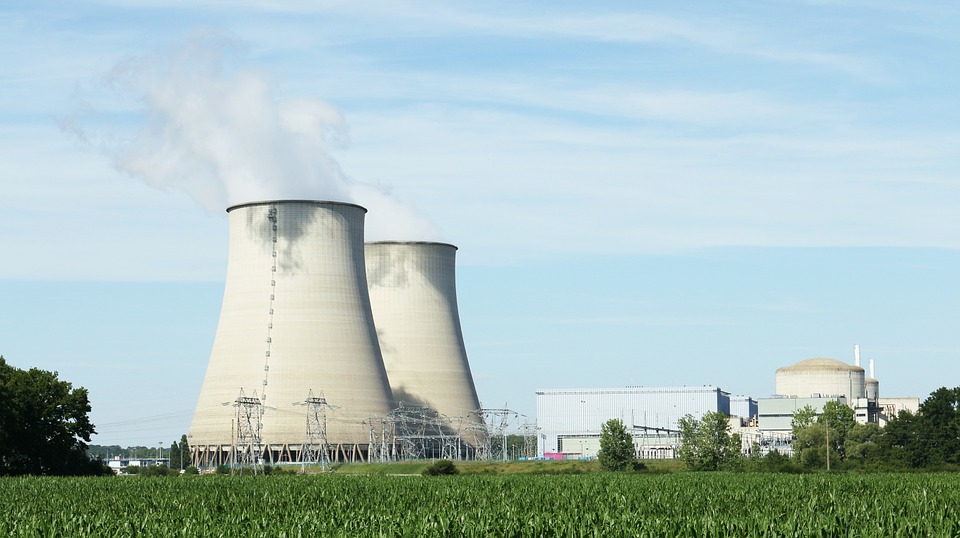Greenpeace allume un feu d'artifice dans une centrale nucléaire Greenpeace allume un feu d'artifice dans une centrale nucléaire