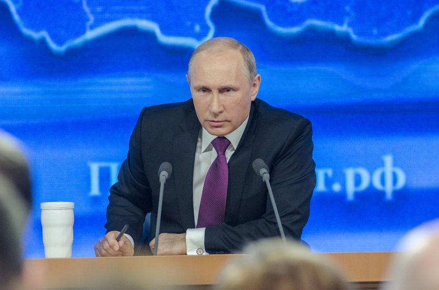 En Russie, Emmanuel Macron veut nouer "un dialogue historique"