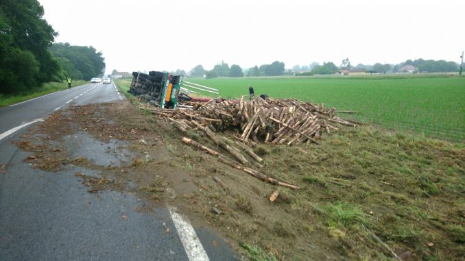 Hautes Pyrénées. un camion chargé de bois termine sa course sur le bas côté Hautes Pyrénées. un camion chargé de bois termine sa course sur le bas côté