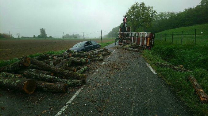 Sud Toulouse, Impressionnant accident entre un poids lourds et 2 voitures, 1 blessé grave Sud Toulouse, Impressionnant accident entre un poids lourds et 2 voitures, 1 blessé grave