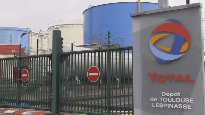 Au nord de Toulouse, les agriculteurs bloquent un dépôt de carburant Au nord de Toulouse, les agriculteurs bloquent un dépôt de carburant