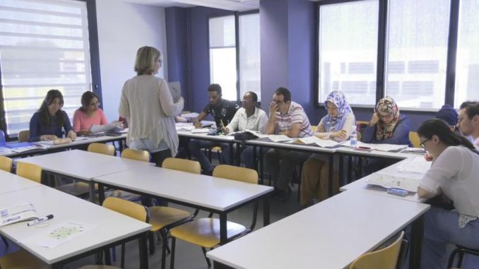 Des réfugiés apprennent le Français à la FAC pour commencer une nouvelle vie à Toulouse Des réfugiés apprennent le Français à la FAC pour commencer une nouvelle vie à Toulouse