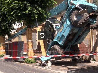 Spectaculaire accident d'une grue monte-charge à Toulouse