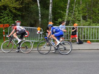 Alaphilippe gagne au Grand Bornand, Van Avermaet garde le maillot jaune