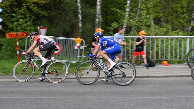 Alaphilippe gagne au Grand Bornand, Van Avermaet garde le maillot jaune Alaphilippe gagne au Grand Bornand, Van Avermaet garde le maillot jaune