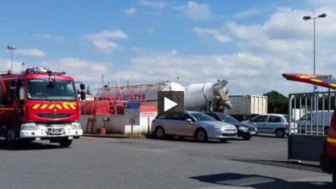 Bretagne. Important incendie dans une usine de poisson fumé à Landivisiau Bretagne. Important incendie dans une usine de poisson fumé à Landivisiau