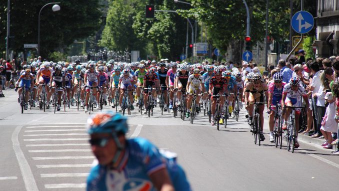 Manifestation sur le Tour de France, du gaz lacrymogène sur les coureurs Manifestation sur le Tour de France, du gaz lacrymogène sur les coureurs