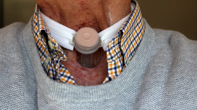 Forte augmentation du nombre de cancers Le cancer du poumon est le cancer le plus fréquemment diagnostiqué chez les hommes et la principale cause de décès par cancer chez les hommes, suivi pour l'incidence par le cancer de la prostate et le cancer colorectal chez les hommes et, pour la mortalité, par le cancer du foie et le cancer de l'estomac. Le cancer du poumon vient en tête et le cancer de la prostate en deuxième place dans les pays développés comme dans les pays en développement. Le cancer du sein est le cancer le plus souvent diagnostiqué chez les femmes. Le cancer du sein est également la principale cause de décès par cancer chez les femmes, suivi par le cancer du poumon et le cancer colorectal, qui sont également les troisième et deuxième types de cancer les plus fréquents chez elles, respectivement. Le cancer du col de l'utérus se classe quant à lui au quatrième rang pour l'incidence et la mortalité.