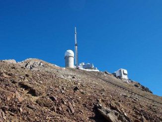 Après 108 jours de températures, il a enfin gelé ce week end au Pic du Midi de Bigorre. Effet du changement climatique à une altitude de 2 876 mètres ? Les températures sont enfin passées sous le barre des 0 degré, dans la nuit de dimanche à lundi au sommet du Pic du Midi de Bigorre, emblématique sommet des Hautes Pyrénées. Voilà 108 jours qu'il n'avait pas gelé à l'observatoire. Soit depuis le mois de juin ! Le précédent record datait des années 1990 et n'était que de 77 jours. Effet du changement climatique ? Des spécialistes réunis à Toulouse au siège de météo France estiment que les températures vont encore augmenter dans les prochaines décennies dans la chaîne des Pyrénées. Une mauvaise nouvelle pour les derniers glaciers de la frontière franco espagnole.
