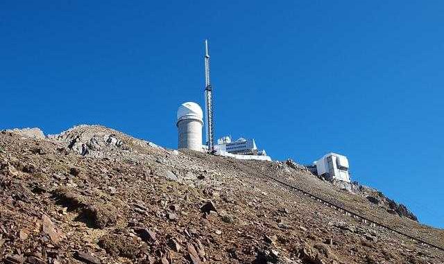 Après 108 jours, il a enfin gelé au Pic du Midi Après 108 jours de températures, il a enfin gelé ce week end au Pic du Midi de Bigorre. Effet du changement climatique à une altitude de 2 876 mètres ? Les températures sont enfin passées sous le barre des 0 degré, dans la nuit de dimanche à lundi au sommet du Pic du Midi de Bigorre, emblématique sommet des Hautes Pyrénées. Voilà 108 jours qu'il n'avait pas gelé à l'observatoire. Soit depuis le mois de juin ! Le précédent record datait des années 1990 et n'était que de 77 jours. Effet du changement climatique ? Des spécialistes réunis à Toulouse au siège de météo France estiment que les températures vont encore augmenter dans les prochaines décennies dans la chaîne des Pyrénées. Une mauvaise nouvelle pour les derniers glaciers de la frontière franco espagnole.