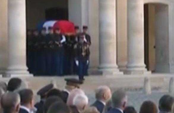 Aznavour. émouvante arrivée aux Invalides, sur le son d'un duduk Aznavour. émouvante arrivée aux Invalides, sur le son d'un duduk