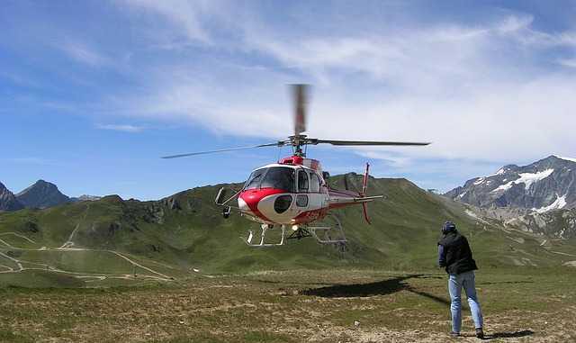 Ivre, le maire de Val d'Isère insulte des policiers et est placé en garde à vue. Ivre, le maire de Val d'Isère insulte des policiers et est placé en garde à vue.