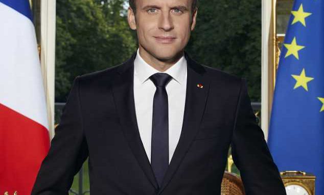 Macron répond à la polémique sur son selfie avec un jeune faisant un doigt d’honneur