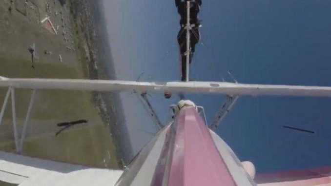 Toulouse Francazal, l'incroyable vidéo de l'acrobate qui marche sur l'aile des avions Toulouse Francazal, l'incroyable vidéo de l'acrobate qui marche sur l'aile des avions