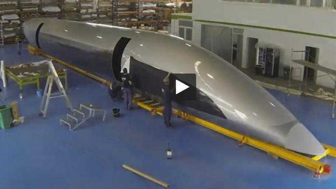 Voici la première capsule HyperloopTT destinée au site de Toulouse Voici la première capsule HyperloopTT destinée au site de Toulouse
