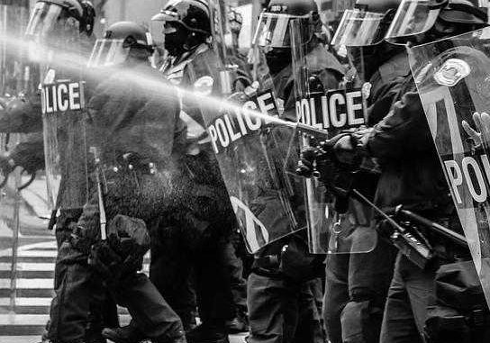 à Toulouse, la préfecture fait intervenir les CRS pour déloger les Gilets Jaunes de Lespinasse à Toulouse, la préfecture fait intervenir les CRS pour déloger les Gilets Jaunes de Lespinasse