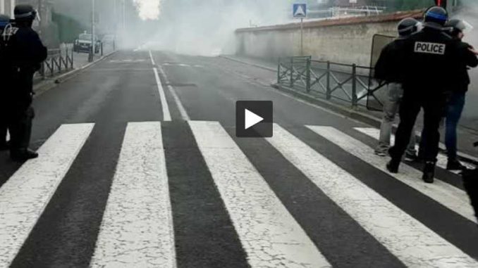 Charge de CRS contre les lycéens de Compiègne Charge de CRS contre les lycéens de Compiègne