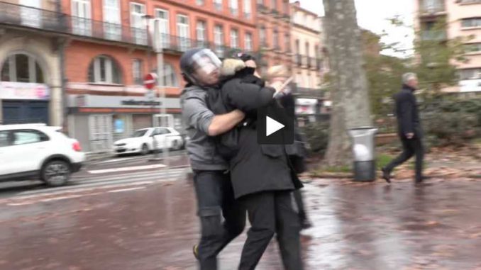 La manifestation des lycéens dégénère à Toulouse La manifestation des lycéens dégénère à Toulouse